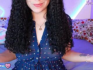 Pequeña babe juega masturbación guiada hasta el orgasmo.