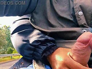 Slem hotwife onanerer på veien, kommer offentlig mens hun nesten blir tatt