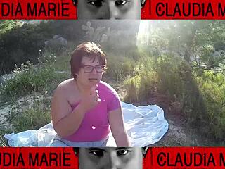 La Gorda Se Mete Galletas Por El Coño Y Luego Su Amigo Gay Se Las Come En Este Coño Cabe De Todo