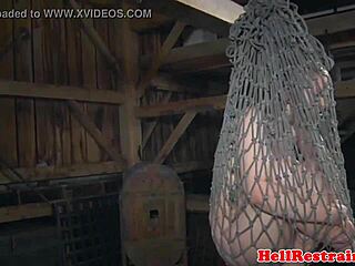 捆绑奴隶被鞭子狠狠惩罚，在链条中变态！😈