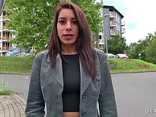 סקאוט גרמני מוצא את הנערה בוני לסקס ספונטני בחוץ