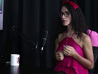 Safada Mostra Seu Boquete Após Falar O Seu Dom De Sentar Em Cima Do Pau - Espaguete Transsexual Sheer Red