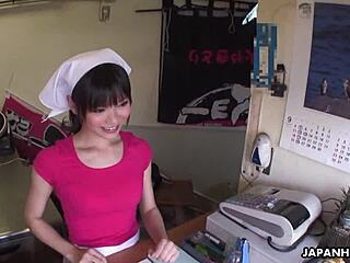 玩具猛插店主，大喊：白天更深点！