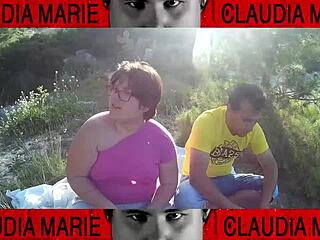 La Gorda Se Mete Galletas Por El Coño Y Luego Su Amigo Gay Se Las Come En Este Coño Cabe De Todo