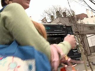 สาวขี้อายเซ็กซี่ฉี่ในห้องน้ำสาธารณะขณะจับหี