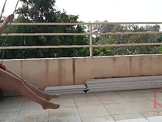 Preplavljen sam gledajući ovu izopačenu domaćicu kako se njiše bez gaćica pod kišobranom!