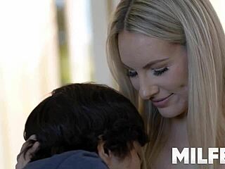 Stedmor forfører ung stedsøn ved at gramse på hans krop.