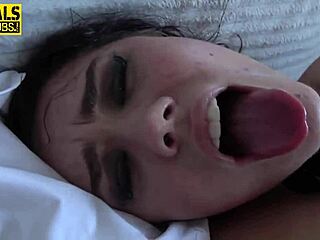 How does the fetish babe handle toys while getting fucked?