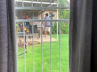 Upravo sam video komšije kako žestoko jebu u dvorištu!