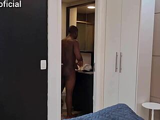 Меня поймала кузина за просмотром порно, потом она присоединилась к дикой езде с большим черным членом и грязной кремпай