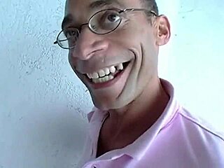 เธอมาเยี่ยมเขาในโรงแรมโดนเย็ดแรงๆ