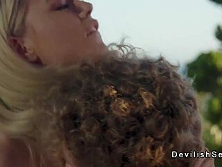 Poročeni moški jebe ženo drugega na plaži.