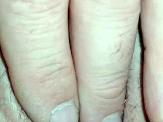 hey, look at that pussy open wide