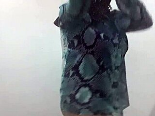 coroa gostosa dançando com latina em estilo casual