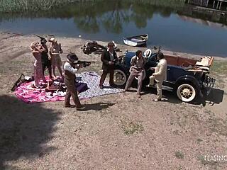 Geweldige meisjes hunkeren naar strakke kutje pounding in wilde groepsactie