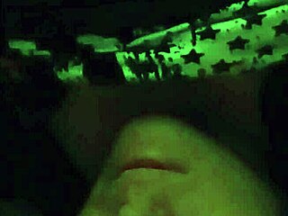 بيتي ريدد تثير بزازها الطبيعية الكبيرة وحلماتها بلعب