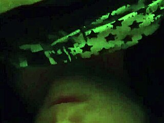 Betty reddd draži svoje velike naravne prsi in bradavice igrivo