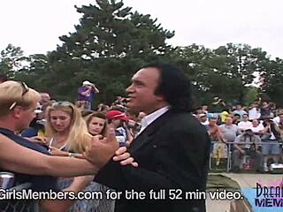 弯腰美女在裸体派对上闪现资产