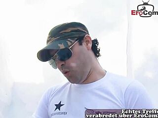 Tynn europeisk homofil slore bareback anal knulling i skogen