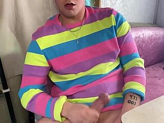 Горячий студент с пульсирующим большим членом грязно болтает и дрочит