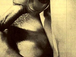 Vintage interraciale MILF showt haar harige charme