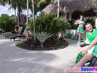 Vollbusige Teen-Cheerleader werden draußen vom Richter genagelt