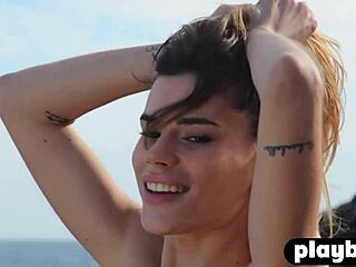 Гореща брюнетка тийнейджърка с голям зад позира навън стилно