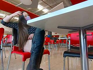 Calentando Vergas En El Centro Comercial Esposa Latina Infiel Con Su Novio Seduce Extraños 😏