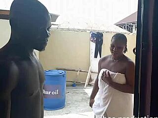 Istri Tetangga Mengeringkan Pakaian di Luar, Terlihat Seksi