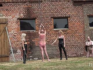 Miss Suzanna Maxwell und Miss Courtney dominieren ihren geschwätzigen BDSM-Sklaven