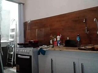 Stella kuha gola v kuhinji in spalnici! Vau!