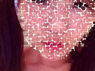 淫乱自撮り娘がツルツルマンコで潮吹きしながら激しいオナニーで誘惑！