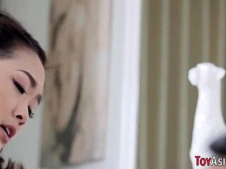 ¡Vi a esta petite asiática zorra ser follada duro en un trío salvaje!