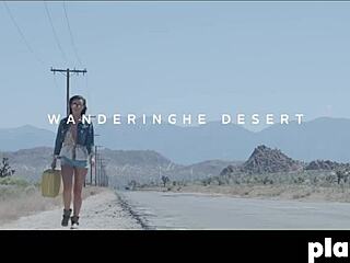 Dokonale brunetka Alexandra Tyler pózuje vonku a ukazuje prsia