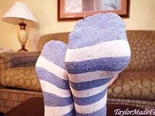 Nevlastný otec uctieva nohy Taylor Blake v tabu POV