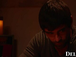 Delphine Films - April Olsen masturboi leluilla kylpyammeessa