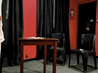 Dominatrix Meesteres April zweept drie slaven in deel twee van kinky harde sessie