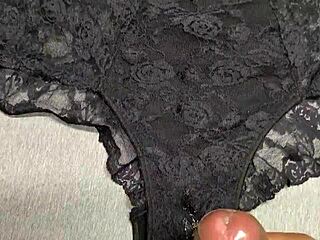 me corr� sobre los calzones negros de encaje de mi mejor amiga while masturbating