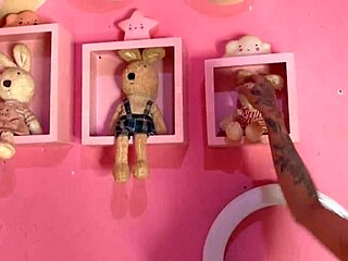 Toda tatuada que gostosa! Meu no pelo sem camisinha com novinho!