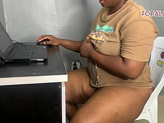 주부가 포르노 보는 거 남편 친구에게 걸려, 오르가즘까지 박혀.