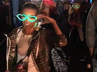 Amigos fodendo com força no festival com emoção crua