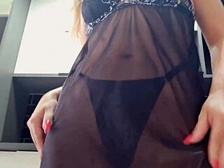 Loira gostosa menea culo grande sola en cocina