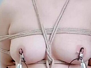 享受快乐的惩罚 粗糙麻绳 裸体捆绑 假阳具深喉 捆绑高潮 高潮颜翻白眼 舔高潮射液女性射精 扣乳器 分穴器 阴唇夹 女奴开发