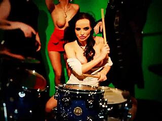 هل هذا فيديو موسيقي رسمي غير محظور مع رقص؟