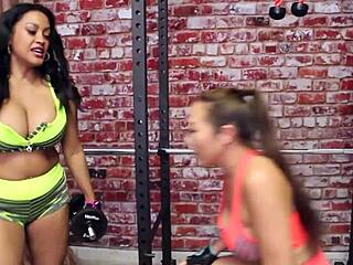 Lesbianas Nyssa Nevers se meten de lleno en charlas sucias y juegos con culos grandes