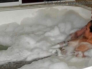 Kukkolás szomszédokra fürdés közben 4k-ban agarabas és olpr-rel túl forró.