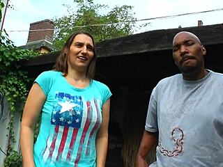 Sabrina l�dt den tommy ein - zieh dich aus und steck ihn rein!