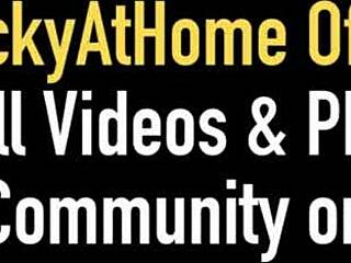 does vicky vette masturbate her cunt for her fans in a webcam show?