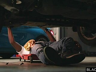 ג'ינג'ית יפה רוכבת על בי.בי.סי ענק בעקבים בבלקדראו. אוהבת מכוניות מהירות!