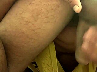 응, 그 큰 자지 깊숙이 넣어